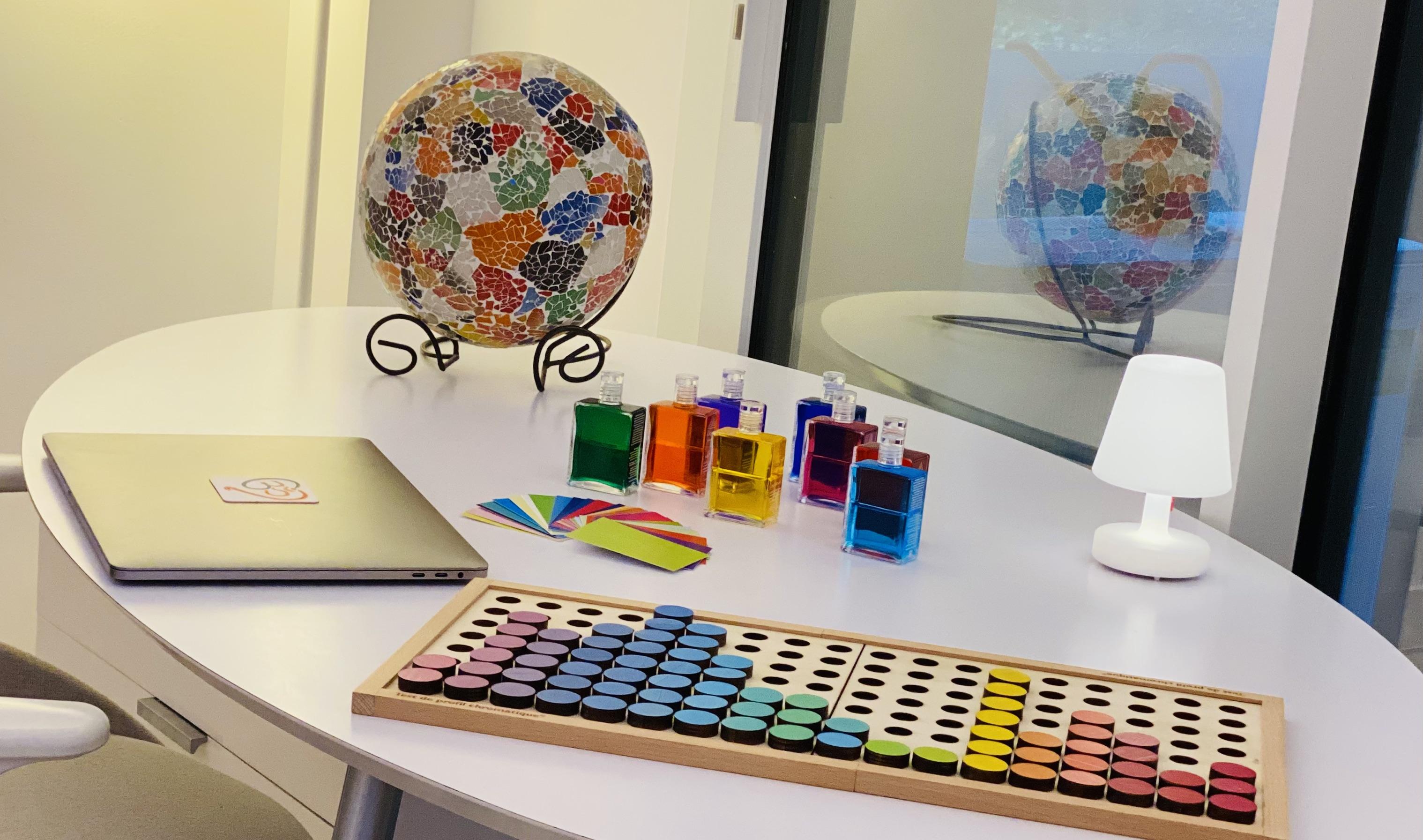 Bureau avec outils de chromothérapie