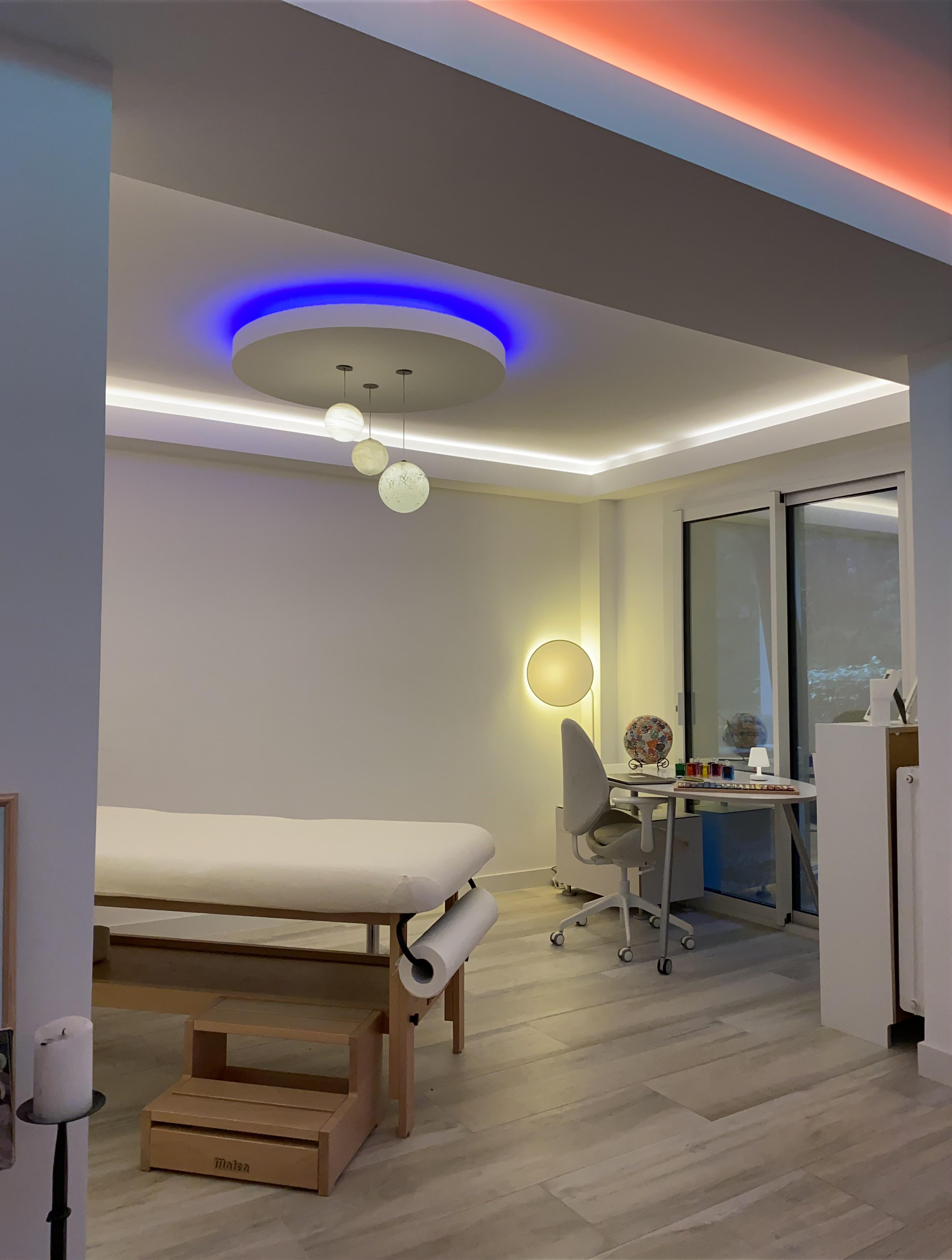 Espace de soin avec table de massage