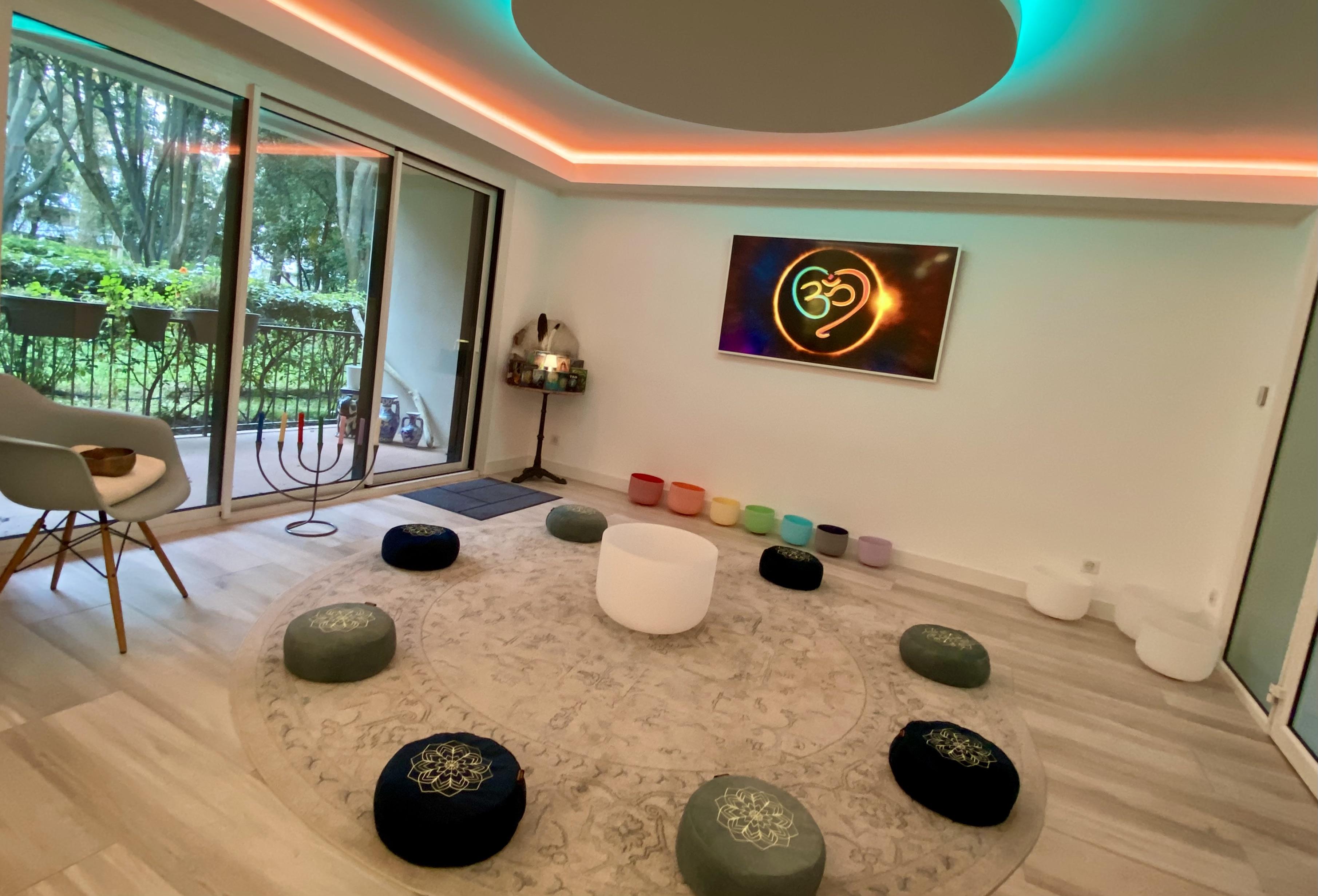 Salle de méditation avec symbole Om